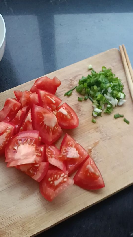 做一个西红柿紫菜蛋花汤