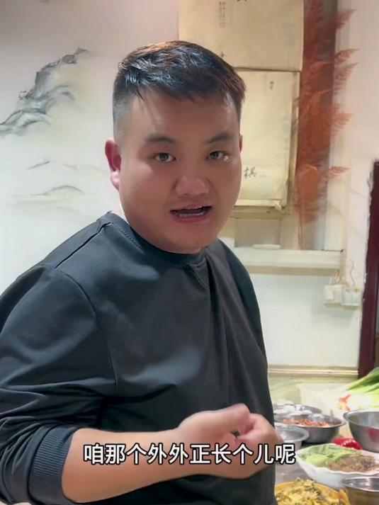 带公公来外地坐了一路的车饿坏了,他说:想吃点好吃的,烤羊肉串算不算好吃的?#记录真实生活#
