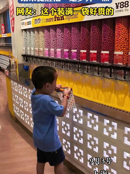 妈妈带儿子来买M豆巧克力,结果提醒他一定少弄一点