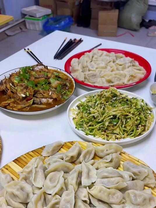 饺子配上凉菜太好吃了