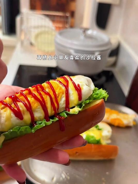 入冬了又学了一个面包新吃法 中间夹上蛋包肠吃起来可过瘾了