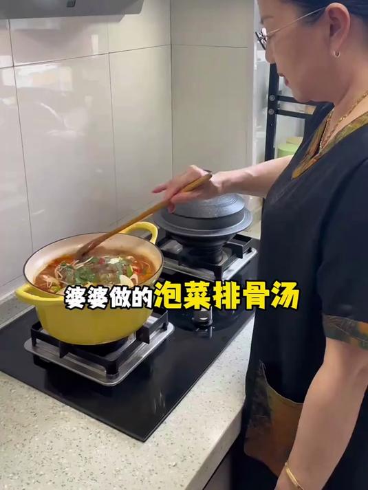 婆婆做的泡菜排骨汤吃一次夸一次!汤底浓郁!排骨肉软烂入味!