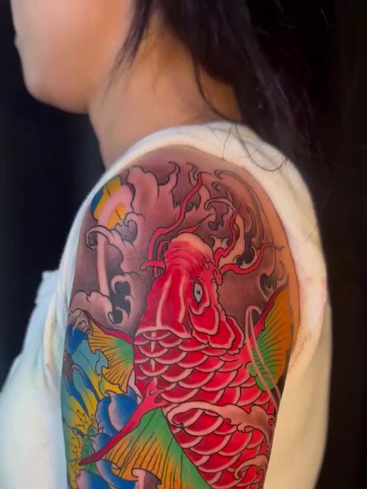 花臂红色鲤鱼,妹子还能抗,全程坚持了下来