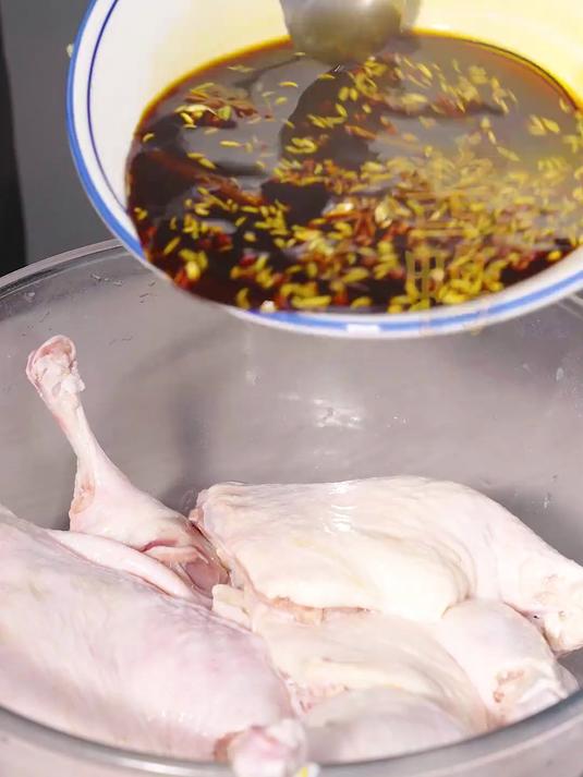 刚出锅的酱鸭太馋人~表皮红亮的酱鸭肉质酥烂，咸甜口渗得透透的