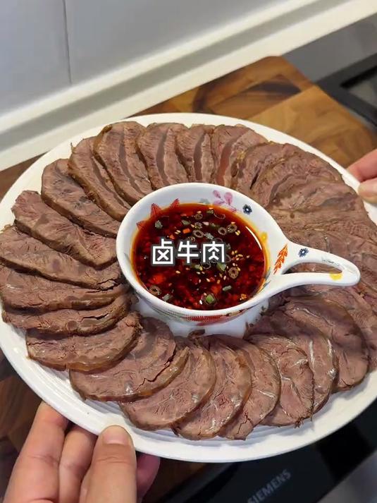 每个周我都会做卤牛肉,平时当个零食吃