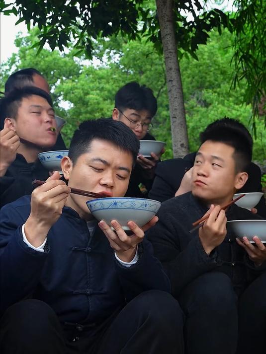 你们认识这个吗这个可不是莴笋呢这是吃起来嘎嘣脆的贡菜