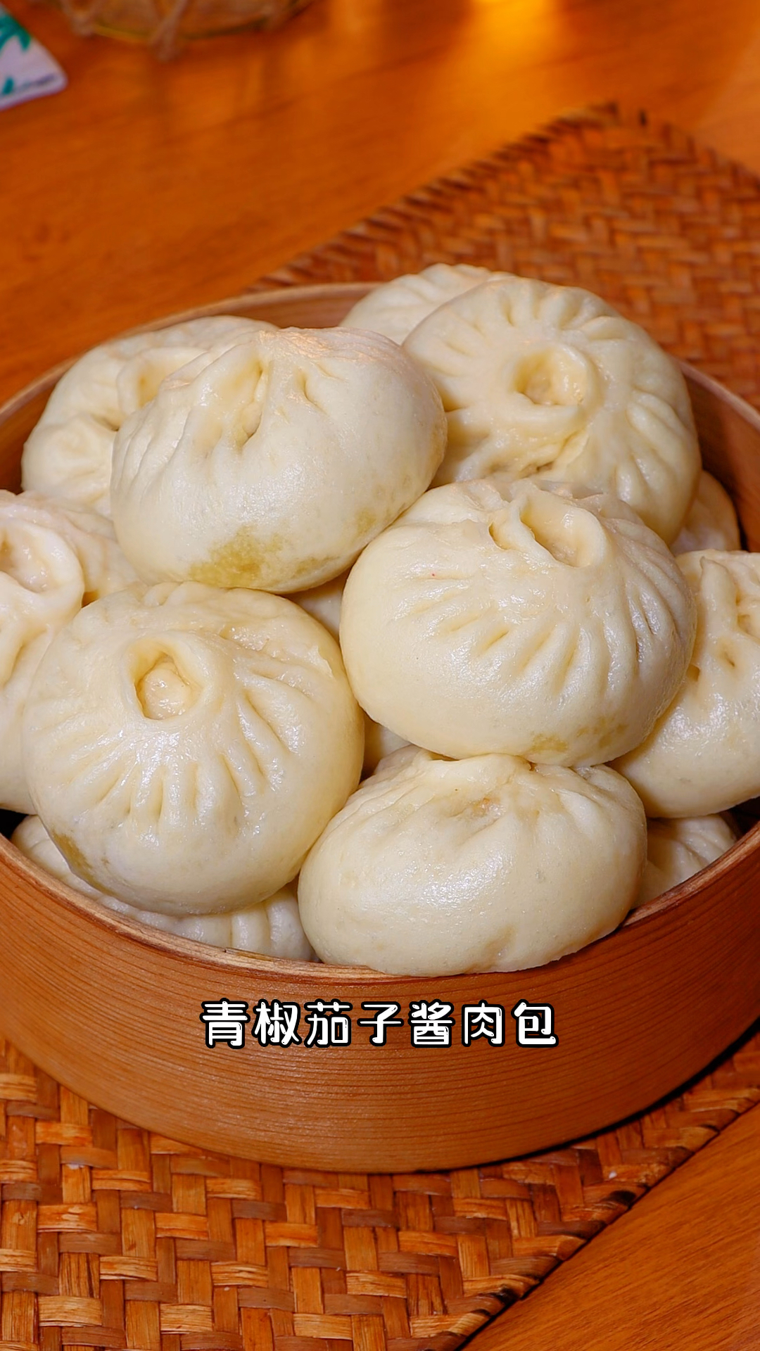 青椒茄子包,茄子以后你就这样做,做成包子,皮薄大馅不塌陷,松软好吃