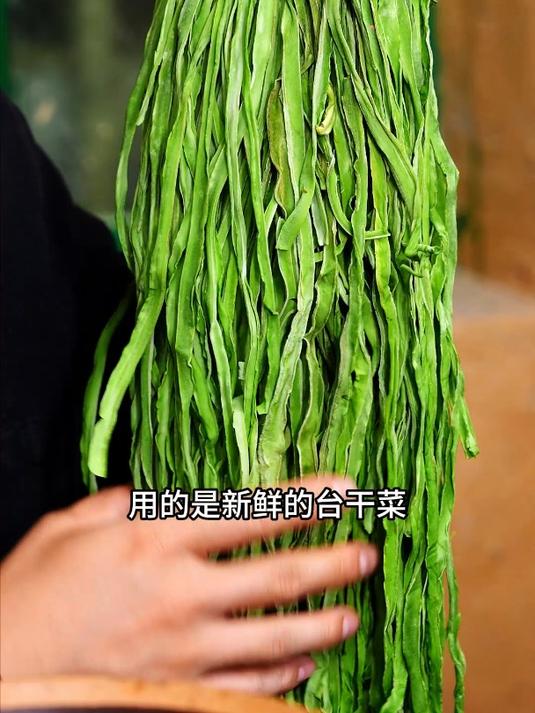 湖南剁椒贡菜就是新鲜的贡菜晒干后泡发,用老坛剁辣椒拌出来的