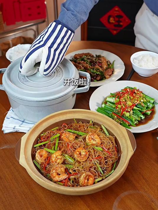 今日菜单：腌笃鲜，青花椒鸡翅，白灼秋葵，海星粉丝煲