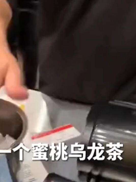蜜雪冰城美国首店,外国店员用中文熟练接单