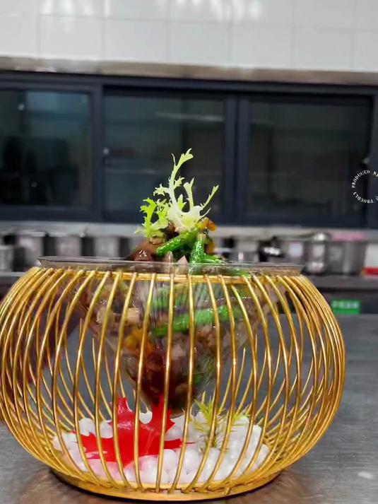 黑鸡枞菌120克黄瓜花30克橄榄菜10克鸡汁2克味精2克蒜泥1克