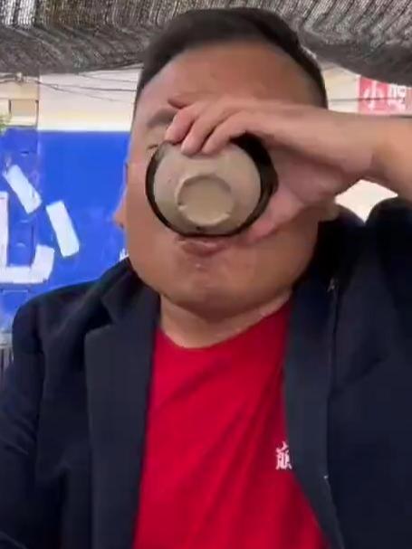 大集厨师长炒菜摊,大红88元炒一盆麻辣小龙虾和朋友喝上