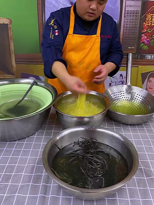 特色小吃朝鲜冷面,夏天来一份,清凉爽口,你想吃吗?