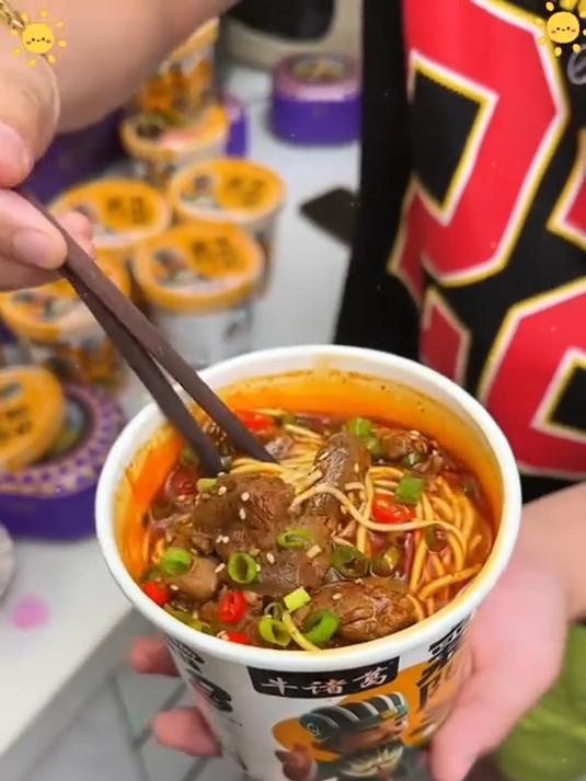 香浓醇厚的牛肉汤底,配上大片牛肉,这才是牛肉面的正确打开方式