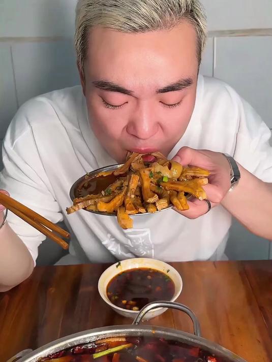 盘成都爆辣肥肠鱼,开店13年宾哥吃的最多……