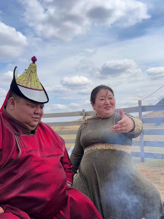 妹妹唱歌太好听啦!好歌配美食,没治啦!草原美食 羊肉串