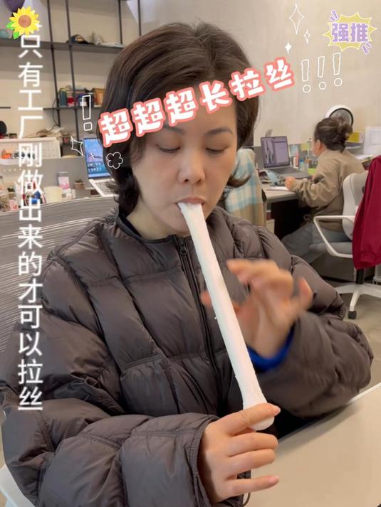 刚打出来的年糕热乎乎软软糯糯的蘸着白糖吃也别有一番风味