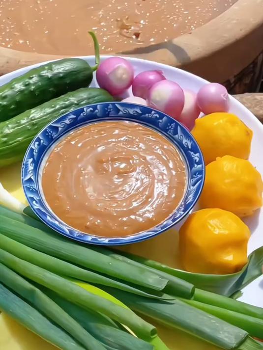 人工罐装的东北黄豆酱地地道道的东北味!