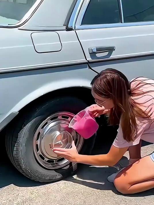 美女用奔驰车标制作鸭舌帽