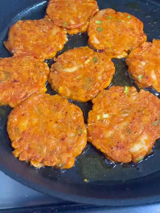 韩国婆婆做的泡菜饼,超级简单,试试看吧。