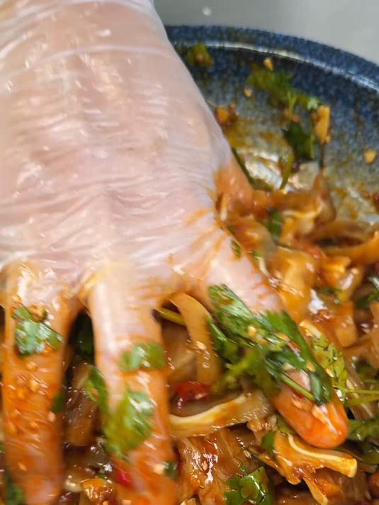 这道凉拌猪耳朵绝对是猪耳最好吃的做法了,酸辣开胃