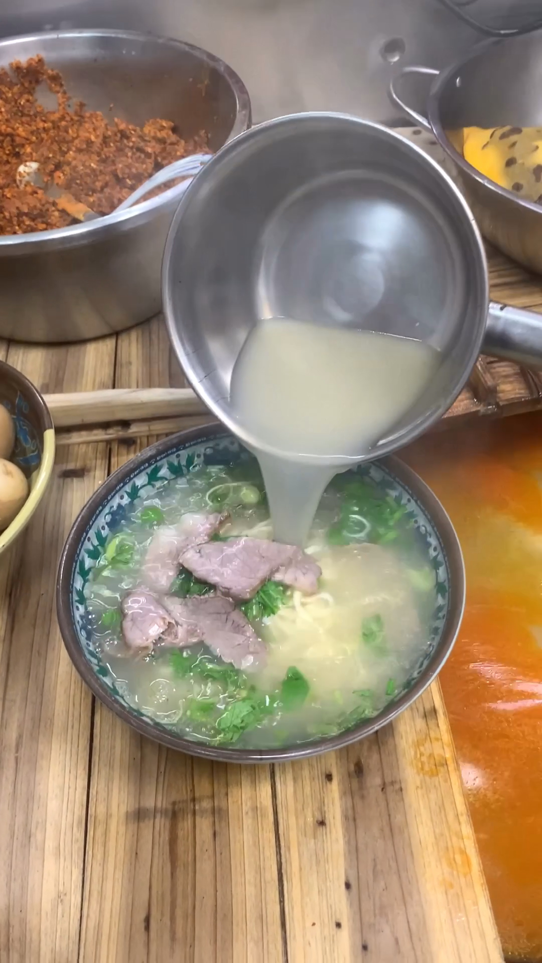公开了!牛肉汤店实拍牛肉汤味道更好的秘密,大厨示范传统做法