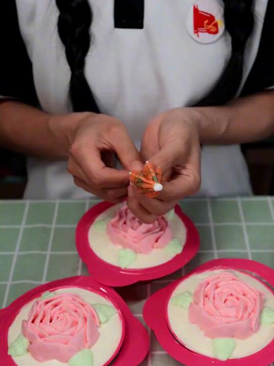 小搪瓷姐姐做的“篮子蛋糕”也太漂亮了吧!给容嬷嬷和小月月吃吗