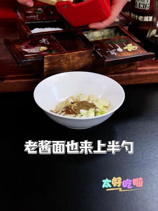 今天教大家做个猪肉炒粉，方法很简单，味道很美味