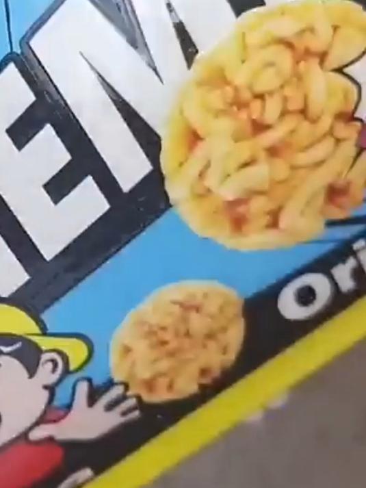 黄色包装盒+蓝色卡通人物,这些零食包装设计太有创意了!