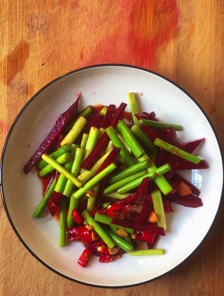 蒜苗怎么腌制好吃,蒜苗像我这样腌甜菜根,酸甜脆口