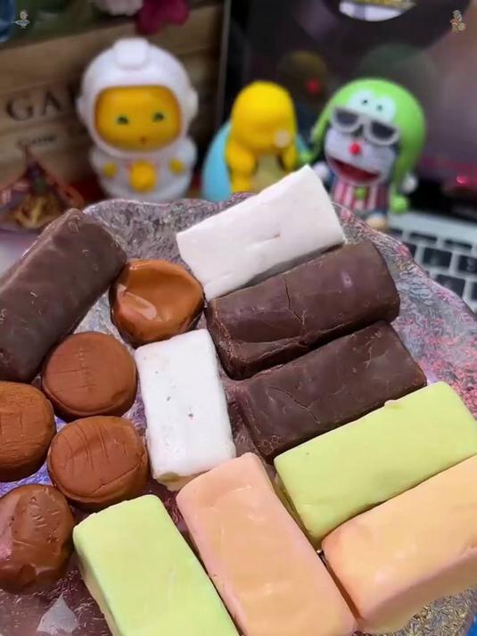 巧克力味混合糖块，牛轧太妃超香甜，日常零食好搭档