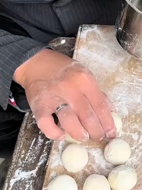 男子自制工具压饺子皮,别说,这看起来还挺好用的