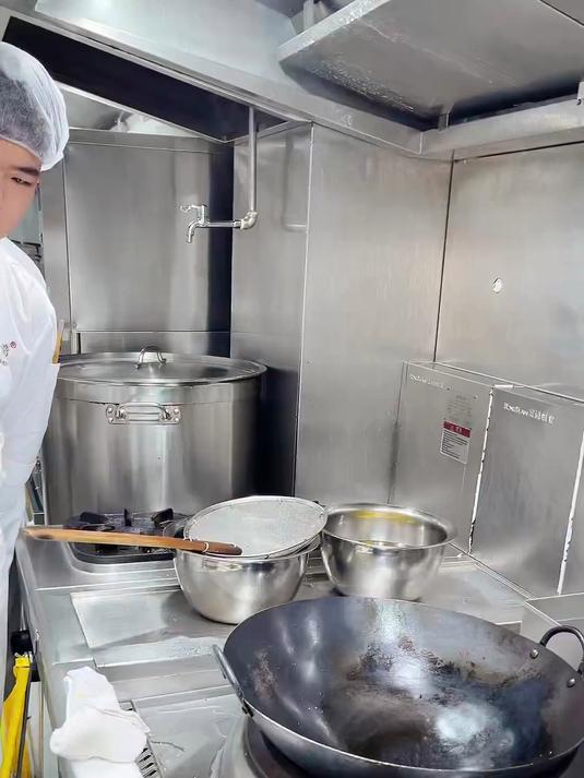 今天给兄弟们炒生炒菜心,这是我最喜欢的炒法,毫无保留分享