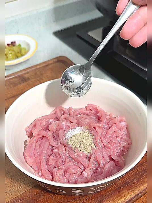 今天在家给孩子们做了一道家常版的鱼香肉丝