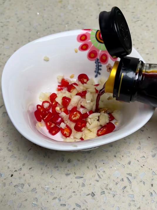 第一次吃豆腐鱼好奇味道竟超赞再拌皮蛋黄瓜炒