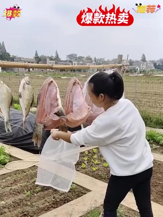 这个腊肉网袋真不错,挂在阳台上晒腊肉腊鱼腊香肠,风干后好收纳