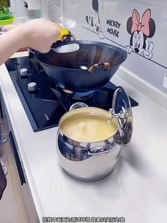 这个不锈钢猪油罐,可以过滤油渣,底部平底设计,当汤锅都好用