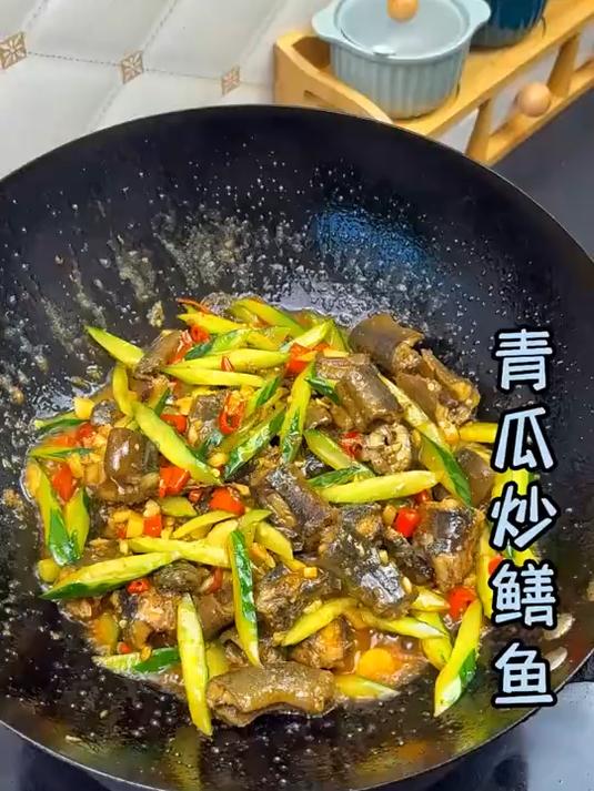 家常版的炒鳝鱼，做法简单，再配上点青瓜，下酒又下饭