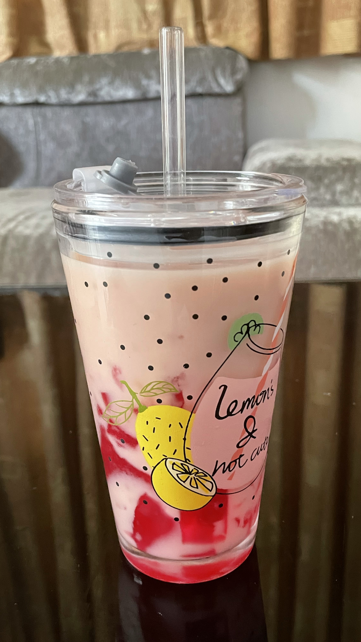 充满少女心的火龙果奶茶