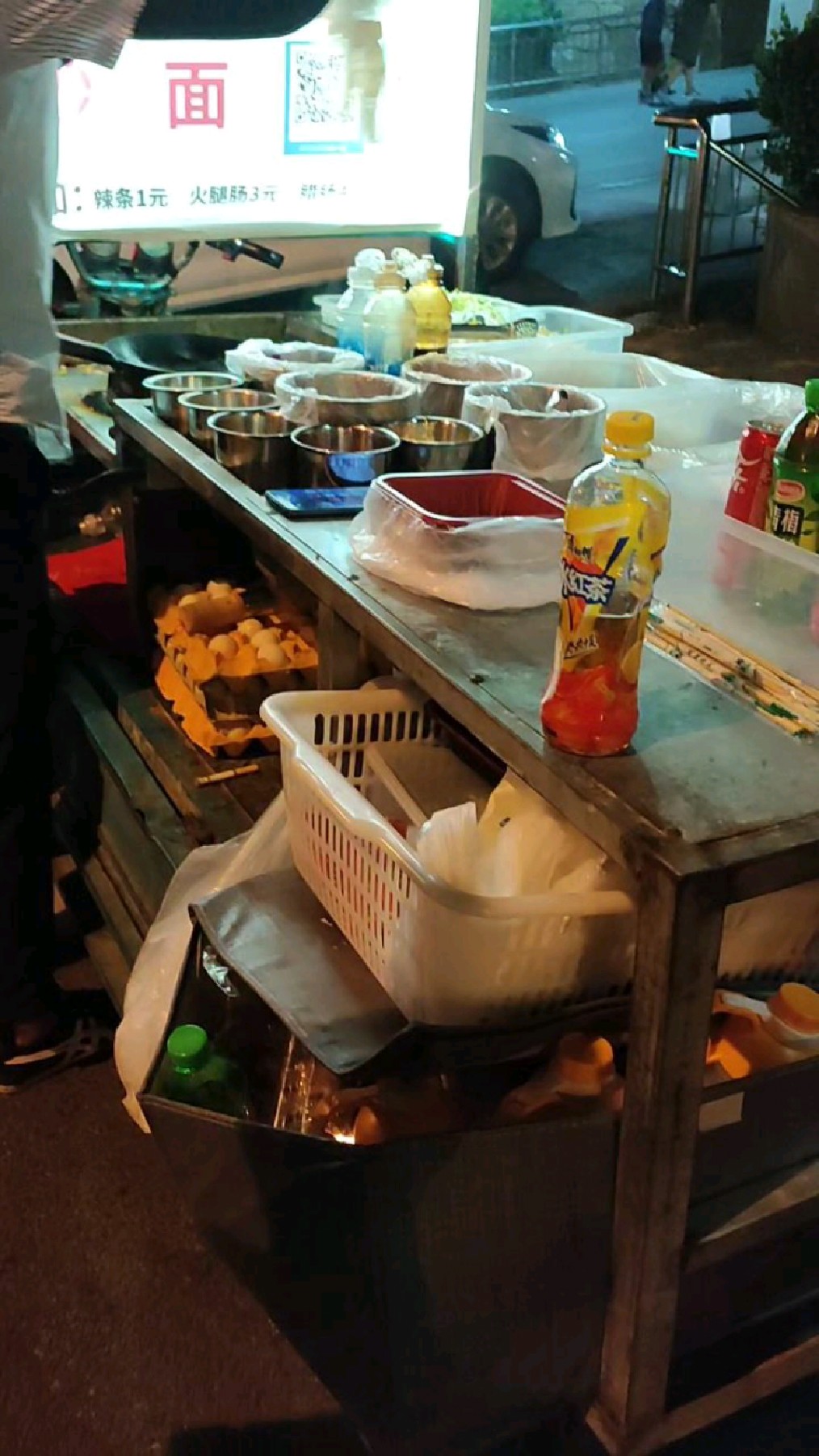 这个炒面炒饼摊一天能卖好多份,挣好多钱,一份13,每天出来两小时就能买好多份