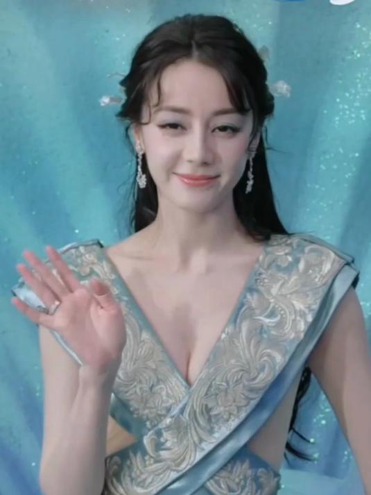 迪丽热巴美人鱼公主造型美翻了,大秀事业线!