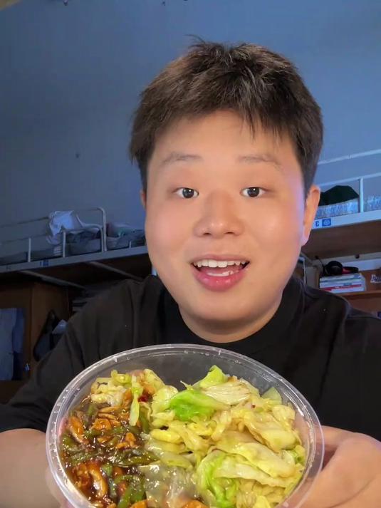 最近真的很爱盖浇饭哈哈哈哈，青椒肉丝和酸辣包菜两掺哟