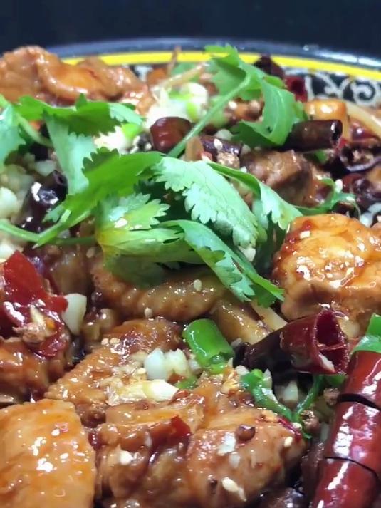 家庭版的麻辣火锅鸡 最好是用火锅 这样吃完鸡块还可以涮点青菜