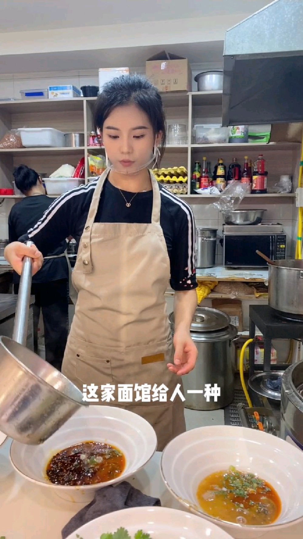 在南坪万达广场附近发现一家美女开的面馆,她家原汤牛肉面超好吃