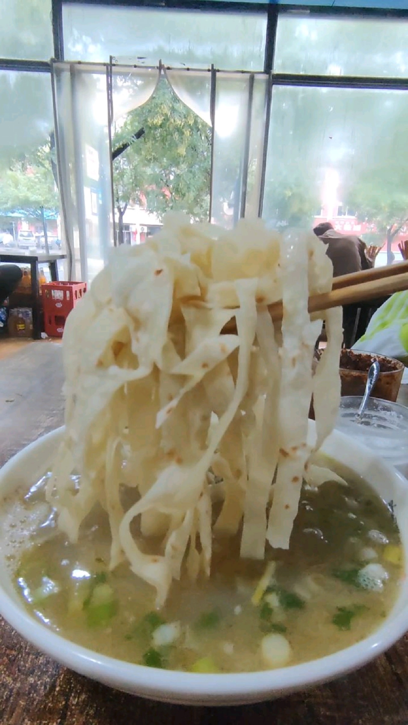 虽然洛阳一年四季都有牛肉汤,但我始终认为,秋天最适合喝牛肉汤,一块饼丝量给得挺足