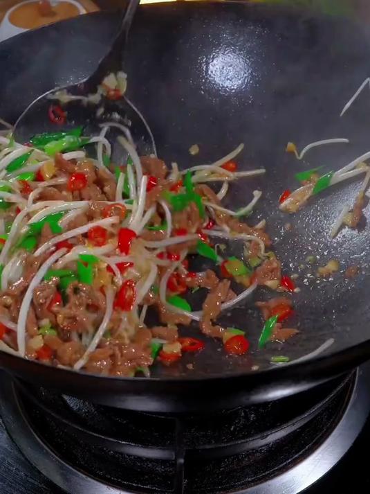 以后把豆芽买回来,你就像我这样做个豆芽炒牛肉,清脆爽口,做法简单还好吃