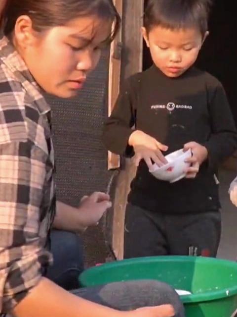 翠花给孩子制作小吃,小汤圆变化真大
