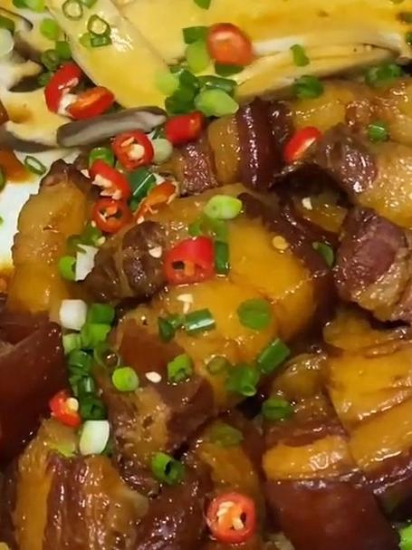 煲仔饭小甜肠红烧肉蘑菇和青菜齐聚太香了巨下饭