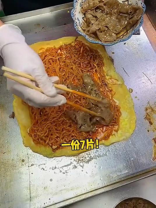 丹东街头手工现压的烤冷面!一根根的冷面现压成饼!