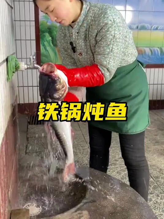 冬天做一锅热气腾腾的铁锅炖鱼、贴点小饼子